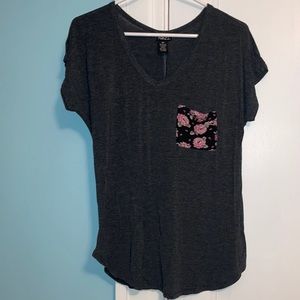 T-shirt with flower pocket